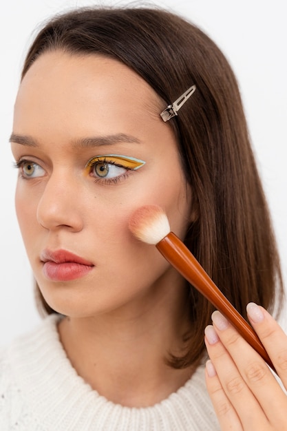 Close-up vrouw die make-up aanbrengt met brush