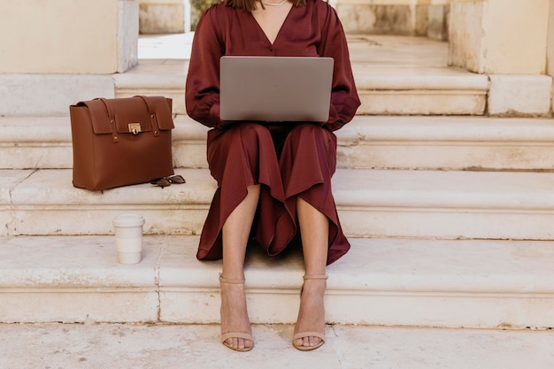 Gratis foto close-up vrouw die op laptop werkt