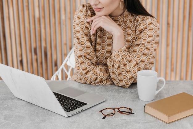 Gratis foto close-up vrouw die op laptop werkt