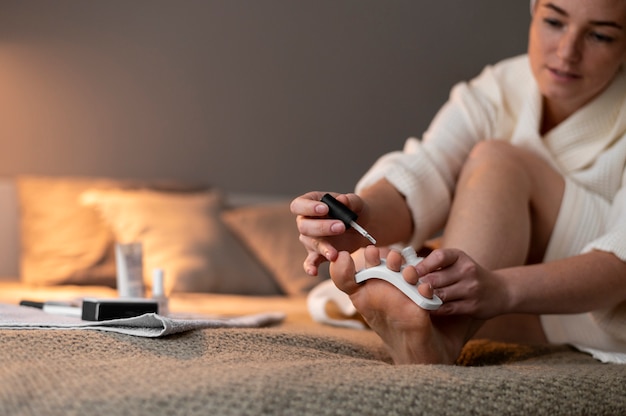 Close-up vrouw doet haar pedicure