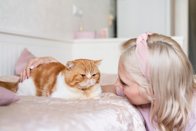 Close-up vrouw kijken naar cat