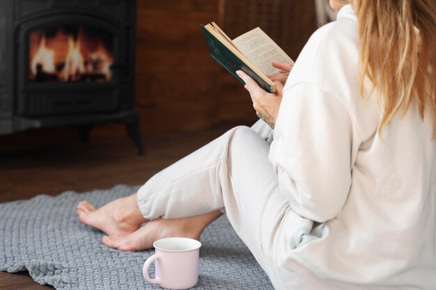 Gratis foto close-up vrouw lezen op verdieping