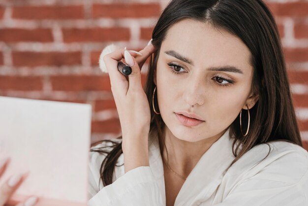 Close-up vrouw make-up te zetten