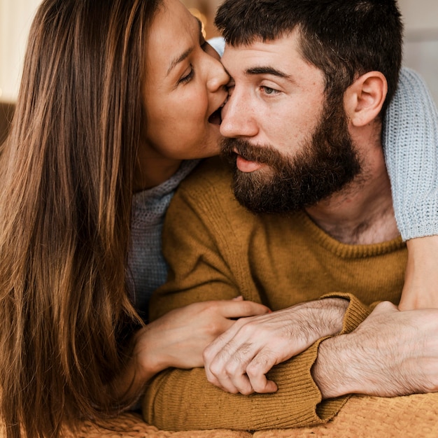 Gratis foto close-up vrouw man wang bijten