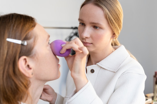 Close-up vrouw met behulp van beauty blender