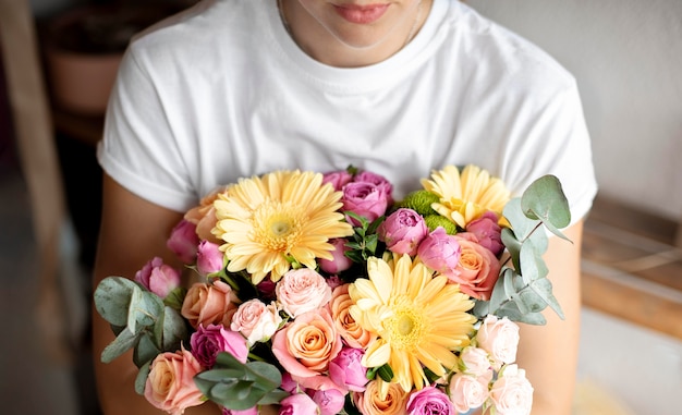 Gratis foto close-up vrouw met bloemen boeket