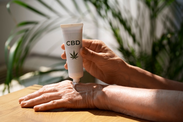 Gratis foto close-up vrouw met cbd-crème