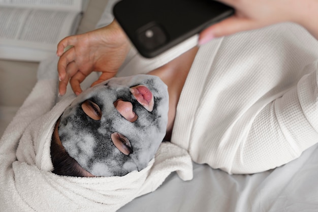 Gratis foto close-up vrouw met gezichtsmasker