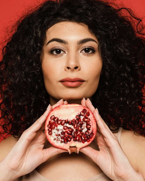 Close-up vrouw met granaatappel