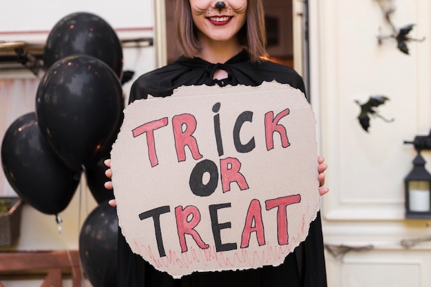 Gratis foto close-up vrouw met halloween teken