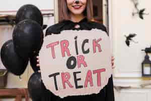 Gratis foto close-up vrouw met halloween teken