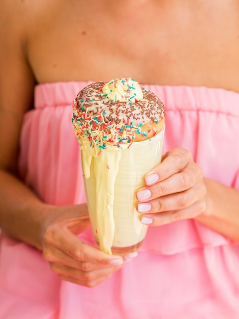 Close-up vrouw met milkshake