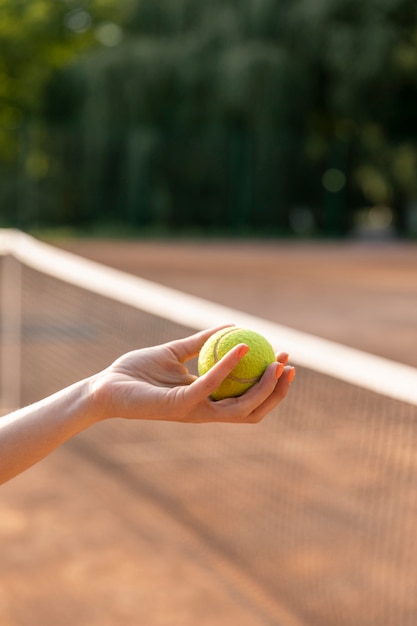 Gratis foto close-up vrouw met tennisbal