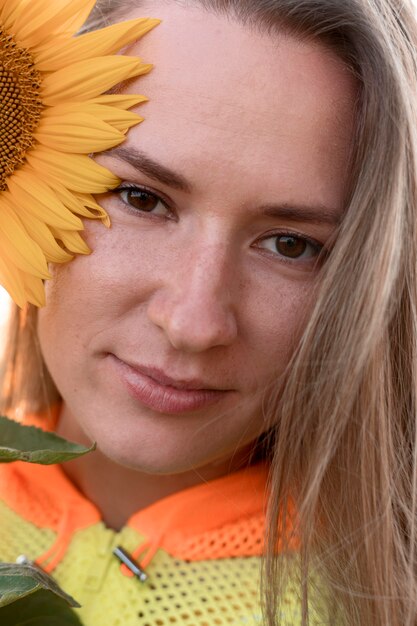 Close-up vrouw met zonnebloem