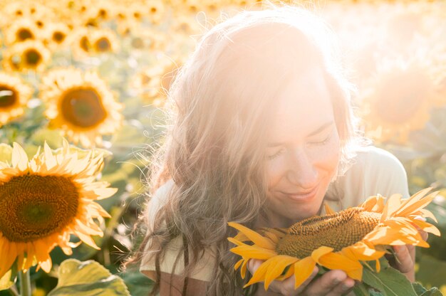 Close-up vrouw met zonnebloem