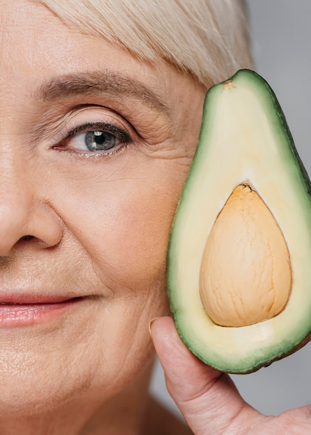 Gratis foto close-up vrouw poseren met avocado