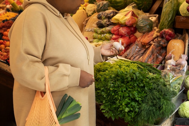Close-up vrouw winkelen voor groenten