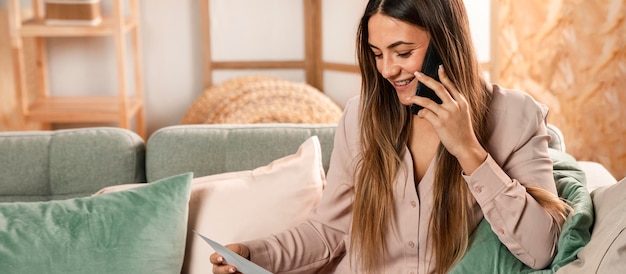 Gratis foto close-up vrouw zittend op de bank