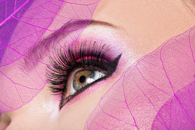 Gratis foto close-up vrouwelijk oog met mooie mode helder roze make-up