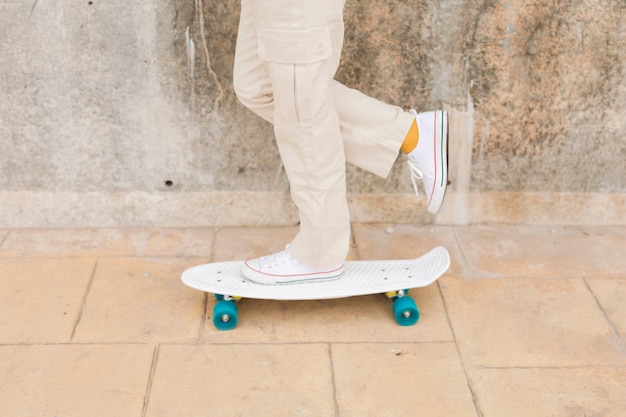 Close-up vrouwelijk skateboard