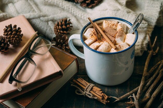 Close-up warme chocolademelk met boeken