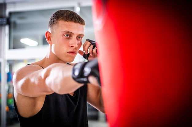 Close-up weergave man training met bokszak