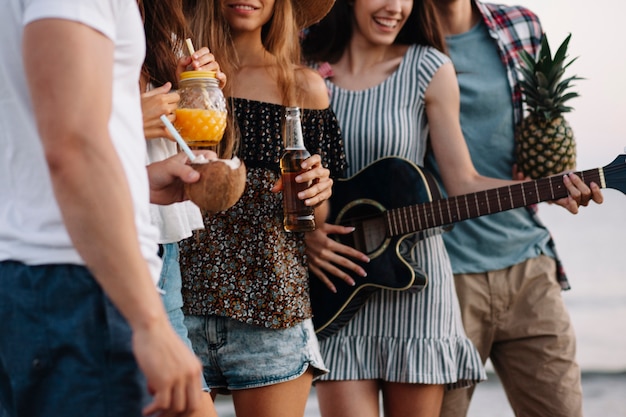 Gratis foto close-up weergave van vrienden op een strandfeest