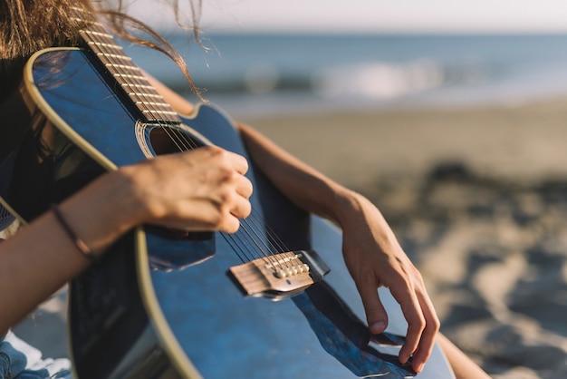 Close-up weergave van vrouw met gitaar