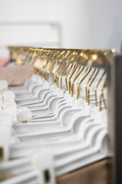 Close-up winkelconcept met hangers