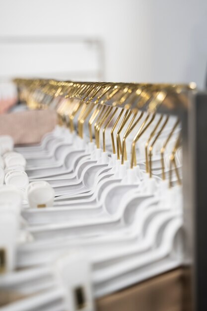 Close-up winkelconcept met hangers