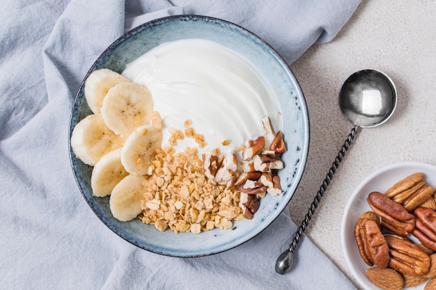 Close-up yoghurtkom met fruit en haver