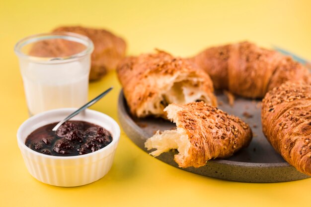 Close-up zelfgemaakte croissants met jam