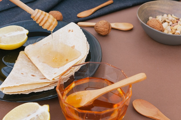 Close-up zelfgemaakte honing met tortilla's