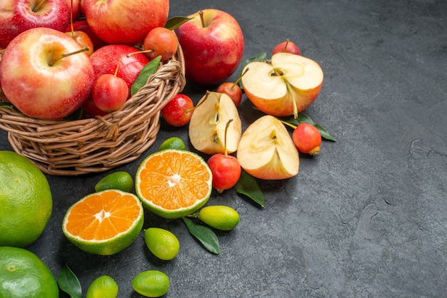 Close-up zijaanzicht fruit fruit bessen in de mand naast de verschillende soorten fruit