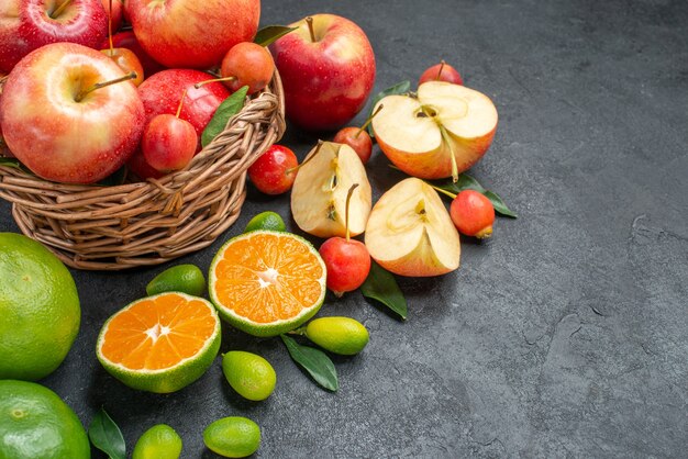 Close-up zijaanzicht fruit fruit bessen in de mand naast de verschillende soorten fruit