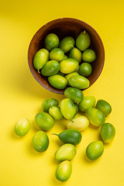Close-up zijaanzicht groene fruitschaal van de smakelijke groene vruchten op tafel