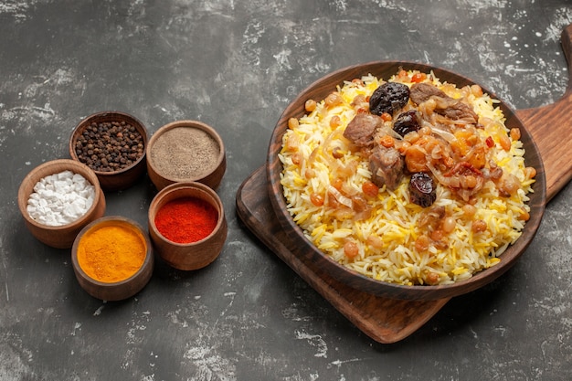 Close-up zijaanzicht kruiden kleurrijke kruiden een smakelijke pilaf op het bord