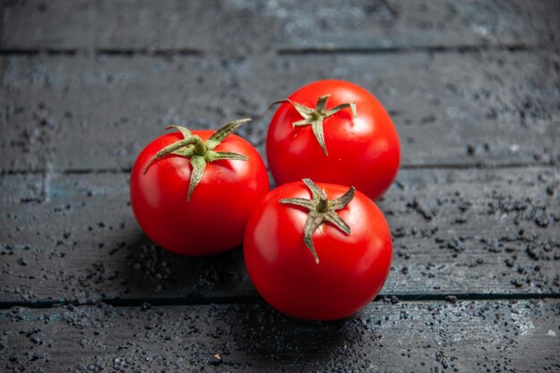 Close-up zijaanzicht tomaten op tafel rode tomaten op houten grijze tafel