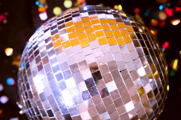 Gratis foto close-up zilveren bol voor partij op nieuw jaar