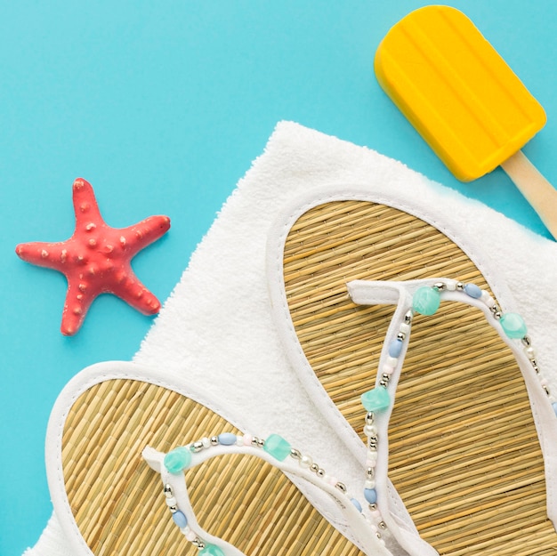Close-up zomer slippers met ijs en zeester
