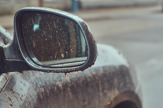 Close-upbeeld van een vuile auto na een reis rond het platteland