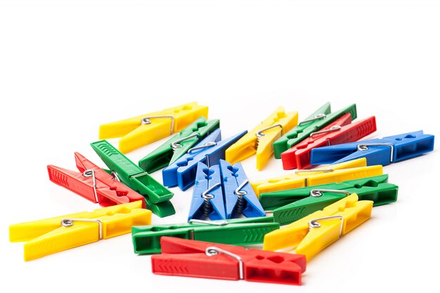 Close-upbeeld van kleurrijke wasknijpers
