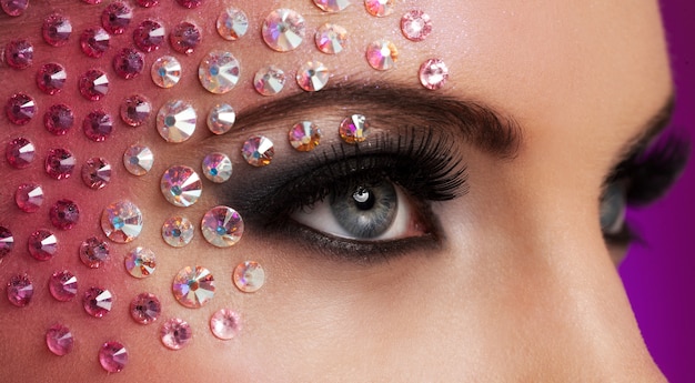 Gratis foto close-upbeeld van ogen met diamantmake-up