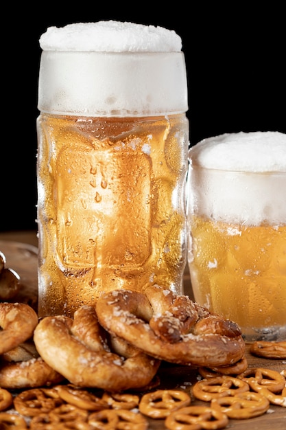 Gratis foto close-upbier met schuim en snacks