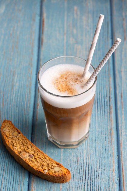 Close-upcappuccino met melk en koekje