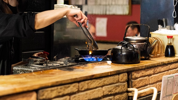 Close-upchef-kok die traditioneel Japans voedsel voorbereidt