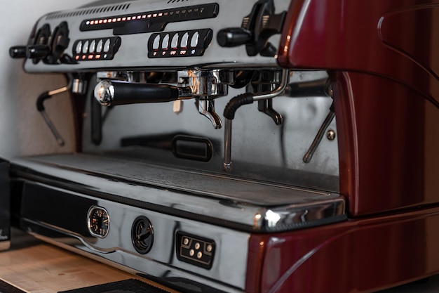 Close-updetail van een professionele koffiemachine