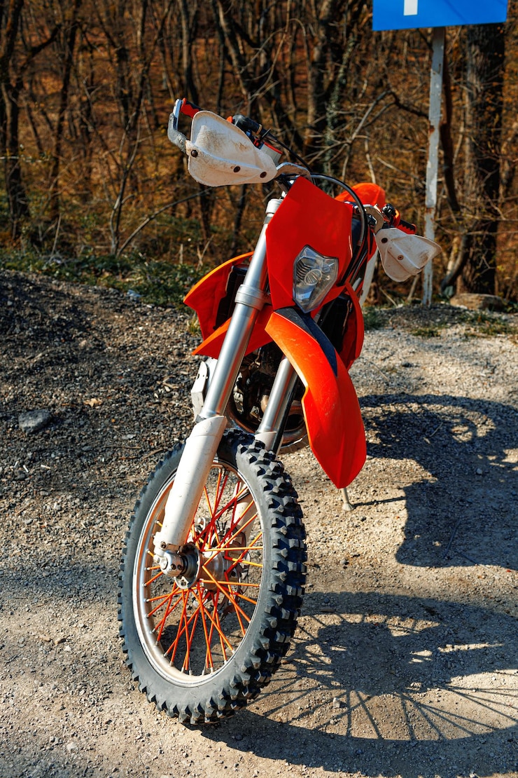 Gratis Foto close-updetails van crossmotorfiets geparkeerd op de grond