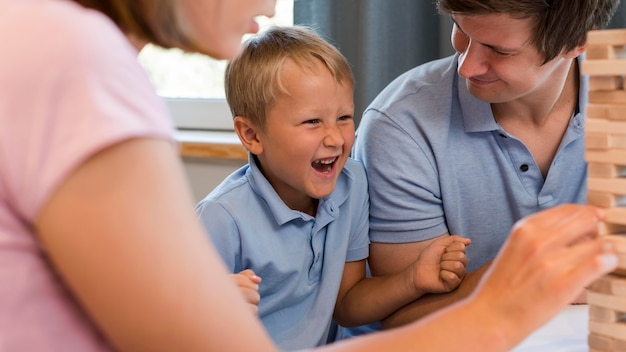 Close-upfamilie die jenga samen speelt