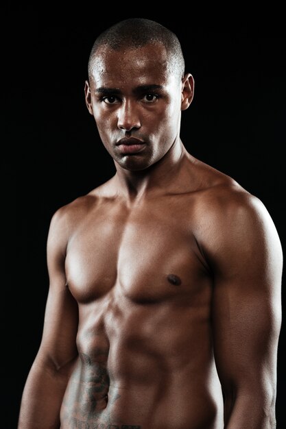 Close-upfoto van Afro-Amerikaanse bokser die na strijd rusten